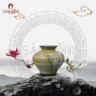 lo-hoa-gom-su-ve-hoa-sen-dang-gio-cua-men-vang-2
