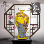 Mai bình tích lộc "Công đào kênh bong" đắp nổi màu vàng SG-MB24