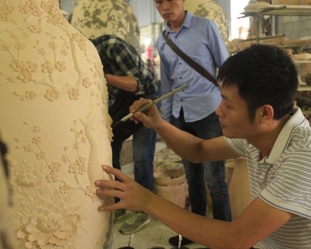 nghệ nhân Phạm Đạt đang chế tác sản phẩm