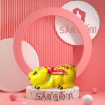 Heo đất vàng thắt nơ đỏ vẽ hoa đào gốm sứ SG-HĐ27