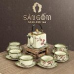 Bộ ấm chén màu ngà quai đồng dáng vuông họa tiết Nhành Lựu SG-AC152