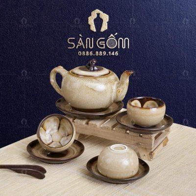 bo-am-chen-hoa-bien-voi-dung-mau-nau-hoa-vang-no-trong-chen-1