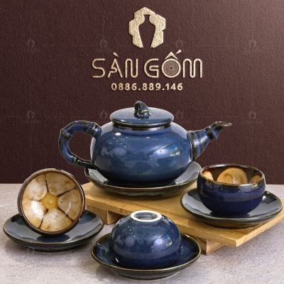 bo-am-chen-voi-xoan-hoa-tiet-hoa-vang-no-trong-chen.1