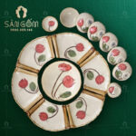 Bộ bát đĩa hoa mặt trời cuốn thư họa tiết búp sen đỏ SG-HMT08