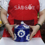 Hũ muối dưa cà Bát Tràng hoạ tiết hoa trắng nền xanh SG-HM11