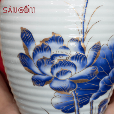 binh-hoa-su-trang-hoa-tiet-hoa-sen-ve-vang-dang-gon-song-mieng-tron (8)
