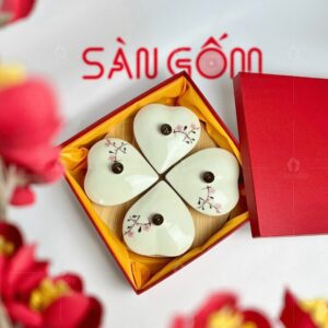 khay-mut-su-bat-trang-4-ngan-dang-trai-tim-khay-go-hoa-tiet-hoa-dao-hong