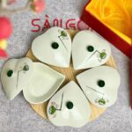 Khay mứt sứ Bát Tràng 5 ngăn dáng trái tim khay gỗ họa tiết búp sen xanh SG-KMT79