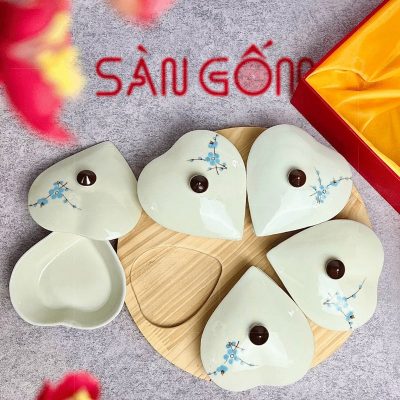khay-mut-su-bat-trang-5-ngan-dang-trai-tim-khay-go-hoa-tiet-hoa-dao-xanh