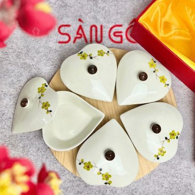 khay-mut-su-bat-trang-5-ngan-dang-trai-tim-khay-go-hoa-tiet-hoa-mai-vang