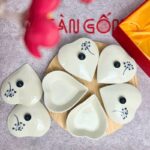 Khay mứt sứ Bát Tràng 5 ngăn dáng trái tim khay gỗ họa tiết hoa sen đen SG-KMT83