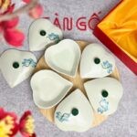 Khay mứt sứ Bát Tràng 5 ngăn dáng trái tim khay gỗ họa tiết hoa sen xanh SG-KMT84