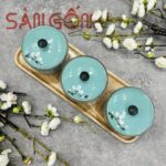 Khay mứt sứ Bát Tràng màu xanh 3 hũ khay gỗ họa tiết hoa đào trắng SG-KMT67