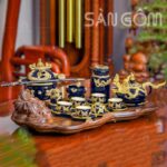 Bộ ấm chén màu xanh coban bọc đồng họa tiết rồng Âu Lạc đắp nổi mạ vàng 24K SG-ACDV11