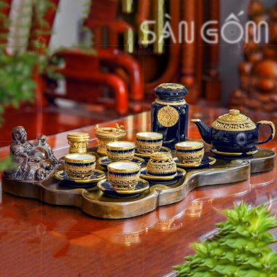 bo-am-chen-mau-xanh-coban-boc-dong-hoa-tiet-trong-dong-ma-vang