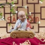 Tượng chú tiểu nhỏ men rạn Bát Tràng tập viết SG-TCT04