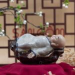 Tượng chú tiểu nhỏ nằm trên đá men rạn Bát Tràng SG-TCT07