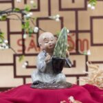 Tượng chú tiểu nhỏ ôm chậu cây men rạn Bát Tràng SG-TCT08