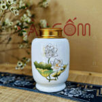 Hũ đựng trà màu trắng dáng trụ họa tiết sen SG-BĐT36