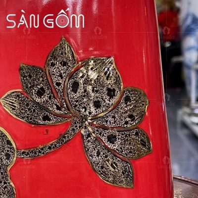 lo-hoa-bat-trang-mau-do-dang-chan-vay-hoa-tiet-hoa-sen-ve-vang (3)