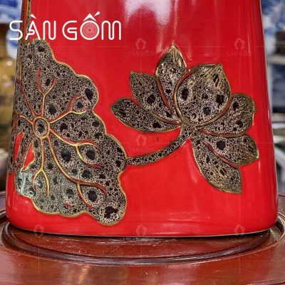 lo-hoa-bat-trang-mau-do-dang-chan-vay-hoa-tiet-hoa-sen-ve-vang (5)