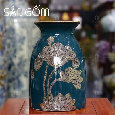 lo-hoa-bat-trang-mau-xanh-coban-dang-gio-cua-hoa-tiet-hoa-sen-ve-vang (1)