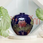 Lọ hoa màu xanh đậm dáng trái tim họa tiết hoa sen vẽ vàng SG-LH368