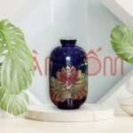 Lọ hoa màu xanh đậm dáng trụ họa tiết hoa sen đỏ vẽ vàng SG-LH369