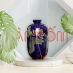 Lọ hoa màu xanh đậm dáng trụ tròn họa tiết hoa sen đỏ vẽ tay SG-LH371