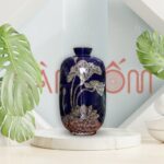Lọ hoa màu xanh đậm dáng trụ tròn họa tiết hoa sen vẽ vàng SG-LH372
