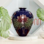 Lọ hoa màu xanh đậm dáng vò họa tiết hoa sen đỏ vẽ vàng SG-LH373