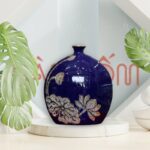 Lọ hoa màu xanh dương đậm dáng dẹp họa tiết hoa sen SG-LH374