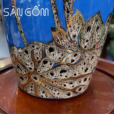 lo-hoa-mau-xanh-duong-dang-bi-hoa-tiet-hoa-sen-ve-vang (4)