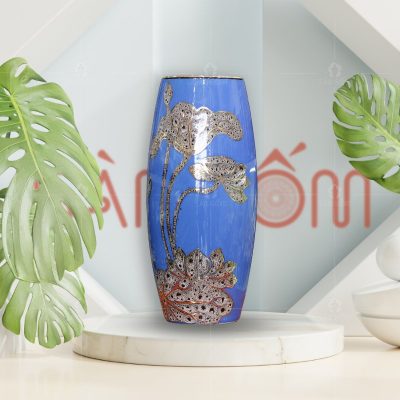 lo-hoa-mau-xanh-duong-dang-bi-hoa-tiet-hoa-sen-ve-vang