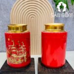 Hũ đựng trà gốm sứ dáng trụ màu đỏ họa tiết thuận buồm xuôi gió SG-BĐT73