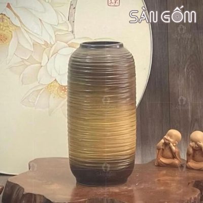 lo-hoa-bat-trang-dang-bom-hoa-tiet-vien-ngang-vuot-tay-mau-nau-vang