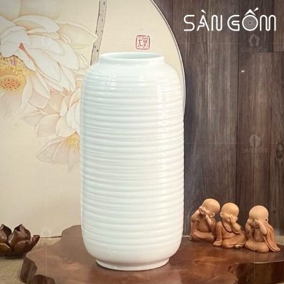 lo-hoa-bat-trang-dang-bom-hoa-tiet-vien-ngang-vuot-tay-mau-trang-1