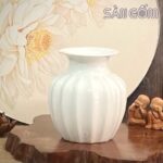 Lọ hoa Bát Tràng dáng vò họa tiết múi sọc màu trắng SG-LH450