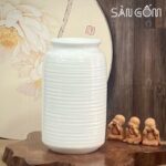 Lọ hoa gốm sứ Bát Tràng dáng phích họa tiết viền ngang vuốt tay màu trắng SG-LH452