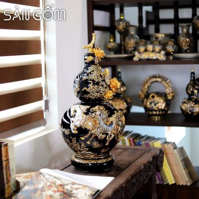 Bình hồ lô họa tiết mã đáo thành công men đen đắp nổi vẽ vàng SG-HL15