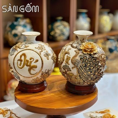 Bình hút lộc công đào đắp kênh men trắng đắp nổi vẽ vàng SG-BHL172