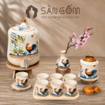 Bộ bình nước Bát Tràng dáng đu đủ vẽ tay gà trống phú quý men kem SG-BBN01