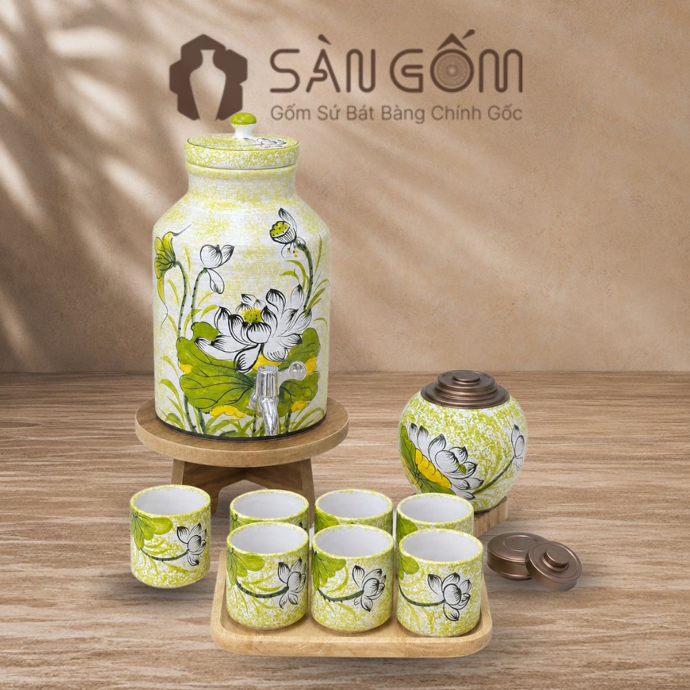 bo-binh-nuoc-dang-tru-hoa-tiet-hoa-sen-trang-ve-tay-men-ngoc-sg-bbn34 (1)