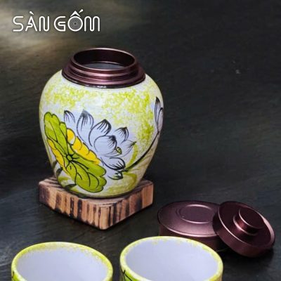 bo-binh-nuoc-dang-tru-hoa-tiet-hoa-sen-trang-ve-tay-men-ngoc-sg-bbn34 (6)