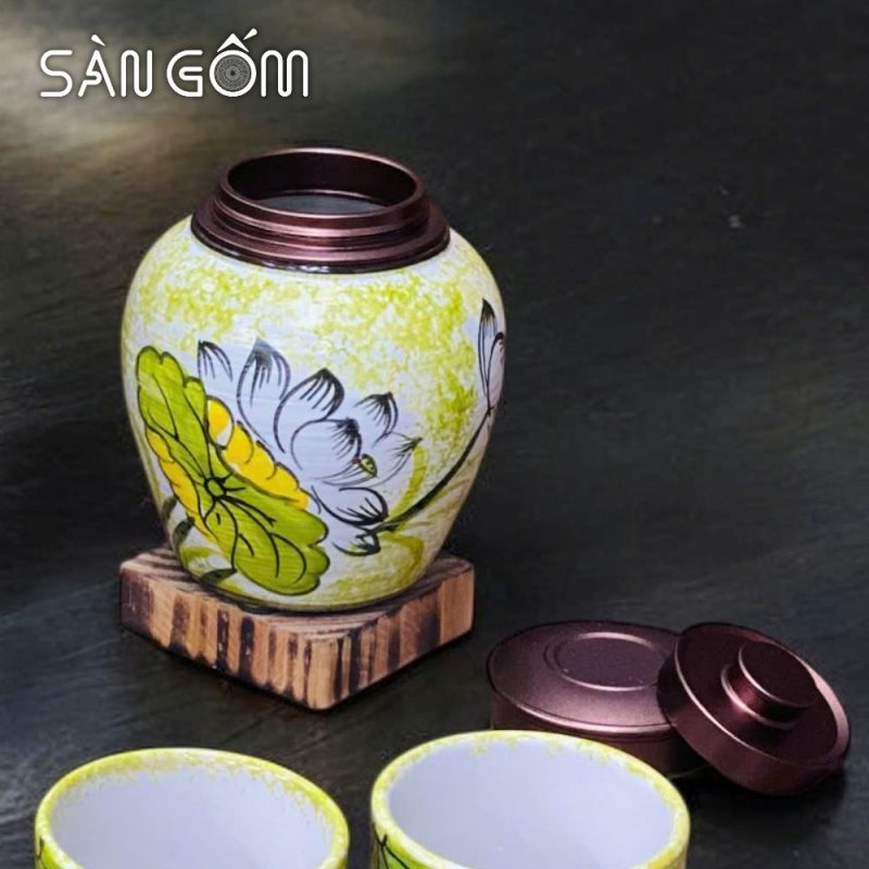 bo-binh-nuoc-dang-tru-hoa-tiet-hoa-sen-trang-ve-tay-men-ngoc-sg-bbn34 (6)