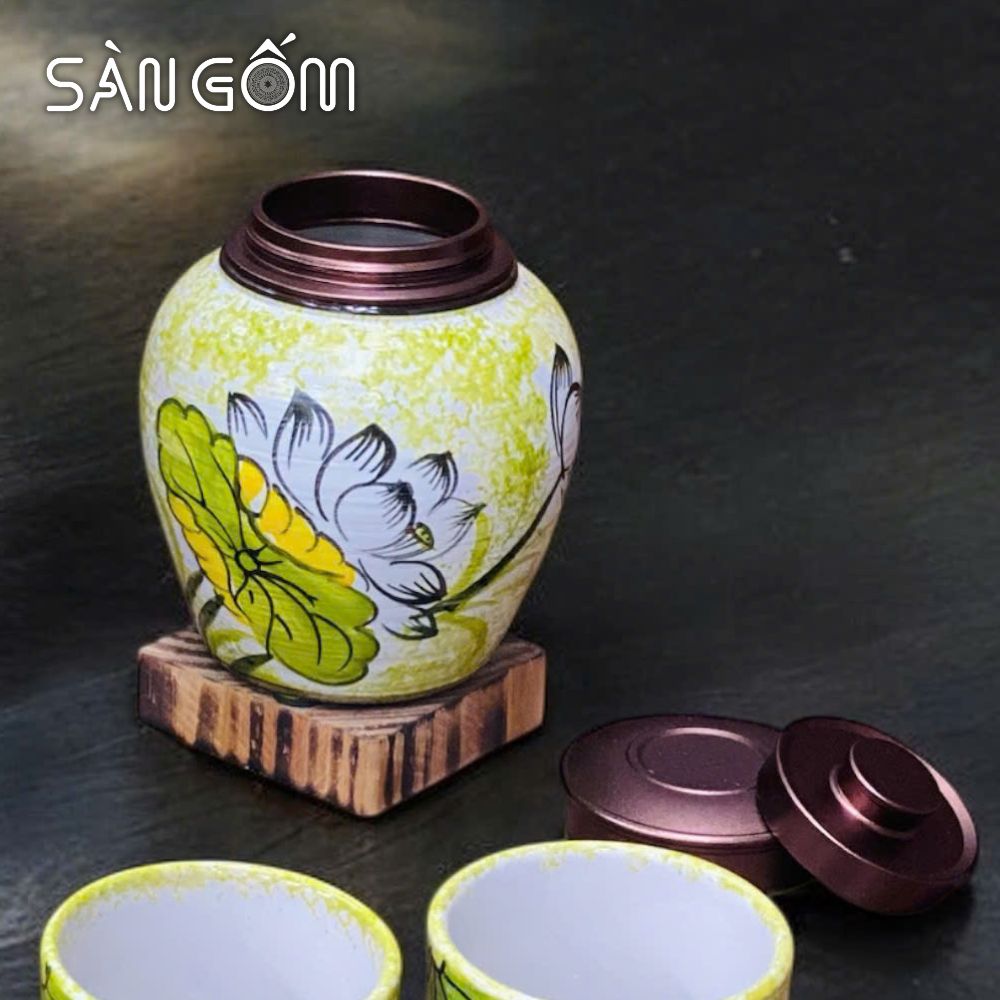bo-binh-nuoc-dang-tru-hoa-tiet-hoa-sen-trang-ve-tay-men-ngoc-sg-bbn34 (6)