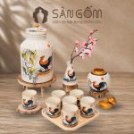 Bộ bình nước gốm sứ dáng trụ vẽ tay gà trống vinh hoa men kem SG-BBN04
