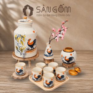 Bộ bình nước gốm sứ dáng trụ vẽ tay gà trống vinh hoa men kem SG-BBN04