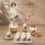 Bộ bình nước gốm sứ men kem dáng ly vẽ tay gà trống vinh hoa SG-BBN03