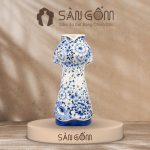 Lọ hoa dáng áo dài xanh lam họa tiết hoa dây cách điệu uốn lượn SG-LH455